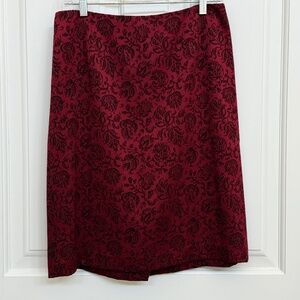 Ann Taylor Red and Balck Floral Print Satin Pencil Skirt. Size 10
